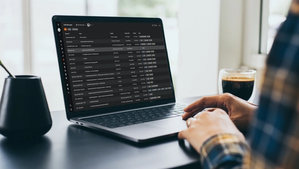 Person am Laptop, darauf das Anforderungsmanagement in BabtecQ Go