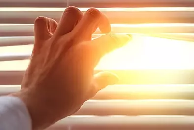 News-Update zur Control 2021 und Ausblick auf unsere Pläne. Die Zukunft sieht sonnig aus, genau so wie sie auf dem Bild durch das Rollo scheint.