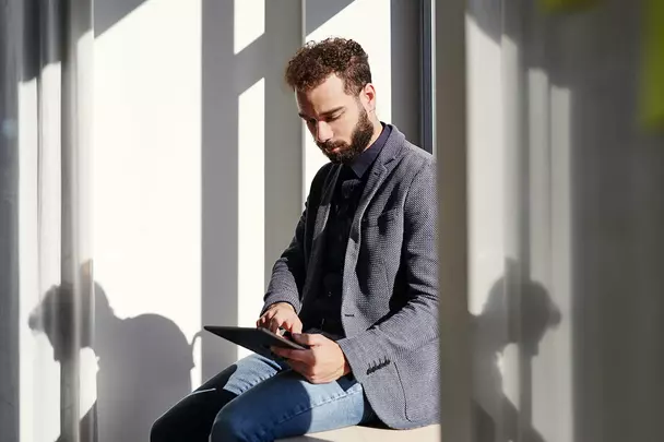 Felix arbeitet im Produktmanagement Babtec-Mitarbeiter Felix am Tablet