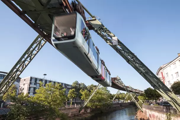 Wuppertal Blick auf die Schwebebahn