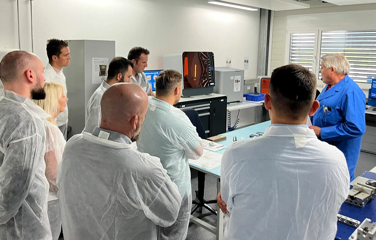 Rundgang im Labor der Polycontact AG