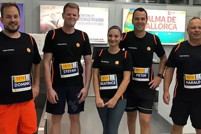 Das Babtec-Team beim zweiten DHL Airport Night Run in Babtec T-shirts