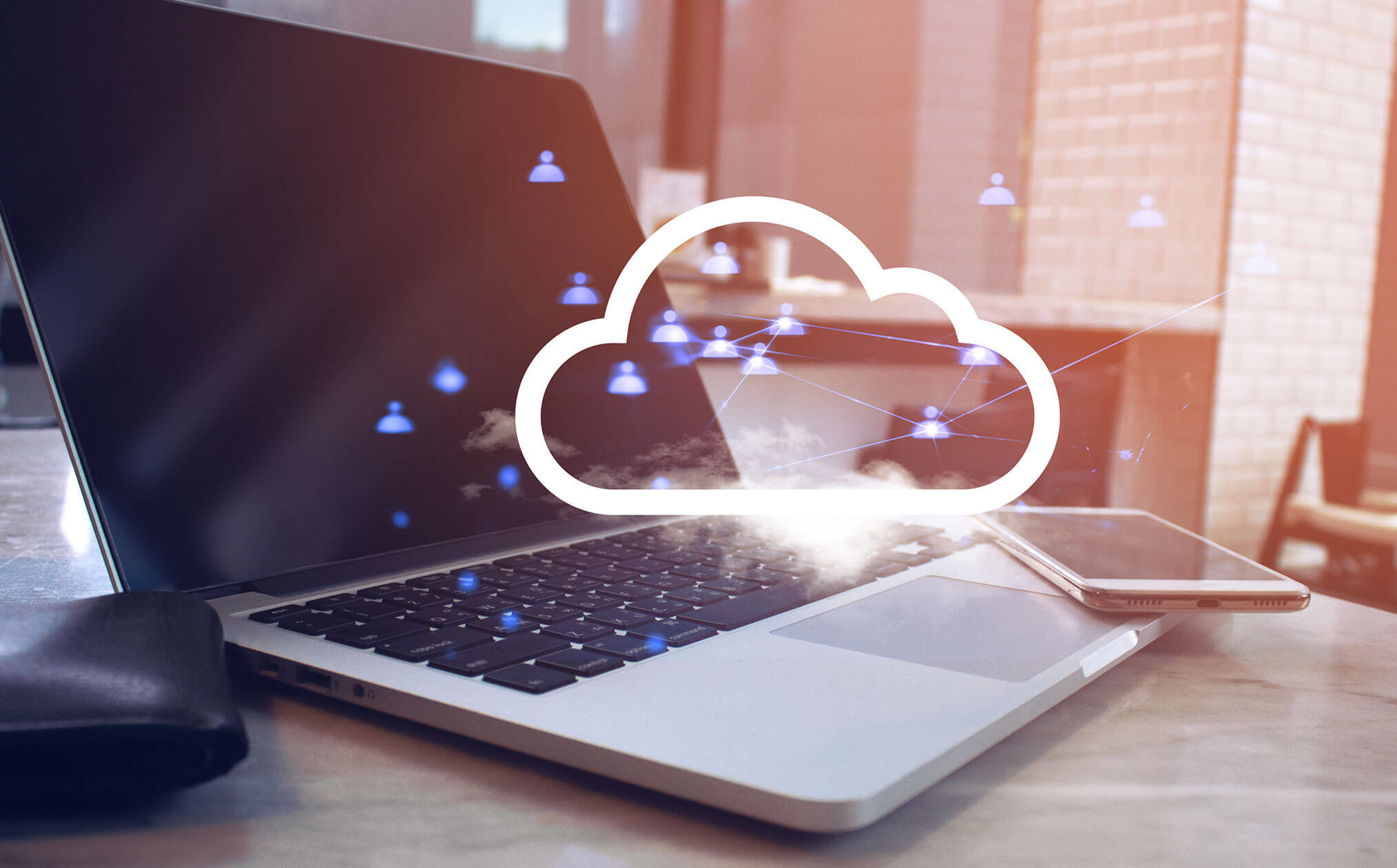 Cloud-Technologien: ein mit einer Cloud verbundener Laptop