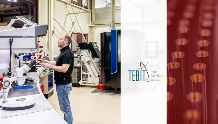 Mitarbeiter arbeitet in der TEBIT-Fertigung