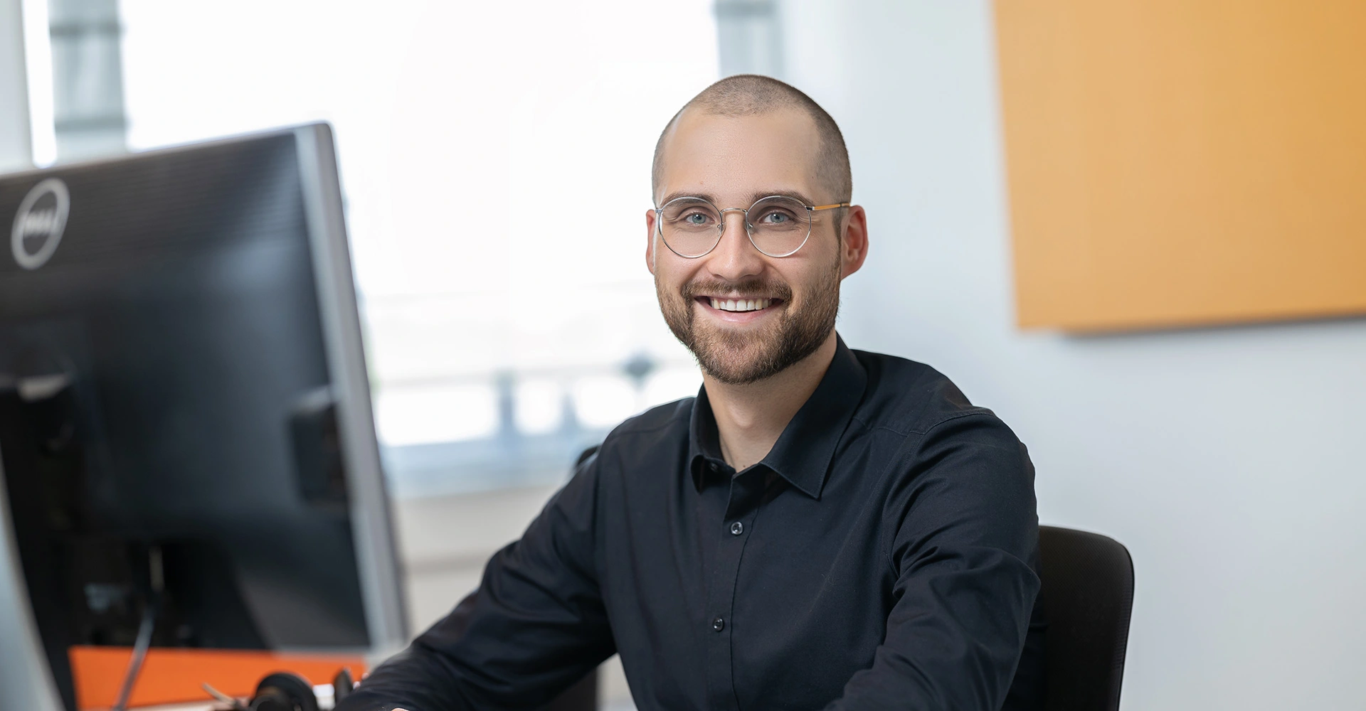 Babtec-Mitarbeiter Daniel an seinem Arbeitsplatz