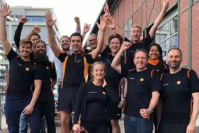 Gruppenfoto der Babtec-Mitarbeiter bei der Benefiz-Regatta „Düsseldorf am Ruder“ in Babtec-Tshirts