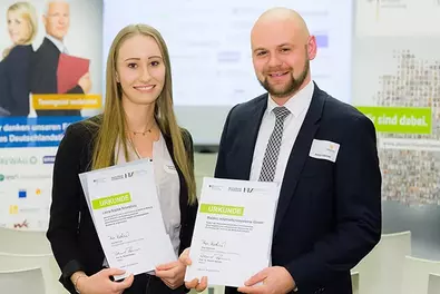 Deutschlandstipendium der Babtec an der HTW Dresden Zwei Personen die jeweils eine Urkunde in den Händen halten