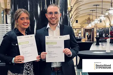 Babtec-Mitarbeiterin Alina mit dem Stipendiaten bei der Übergabefeier