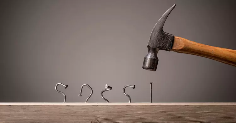 Fehlermöglichkeits- und -einflussanalyse (FMEA) Hammer schlägt Nägel in ein Brett