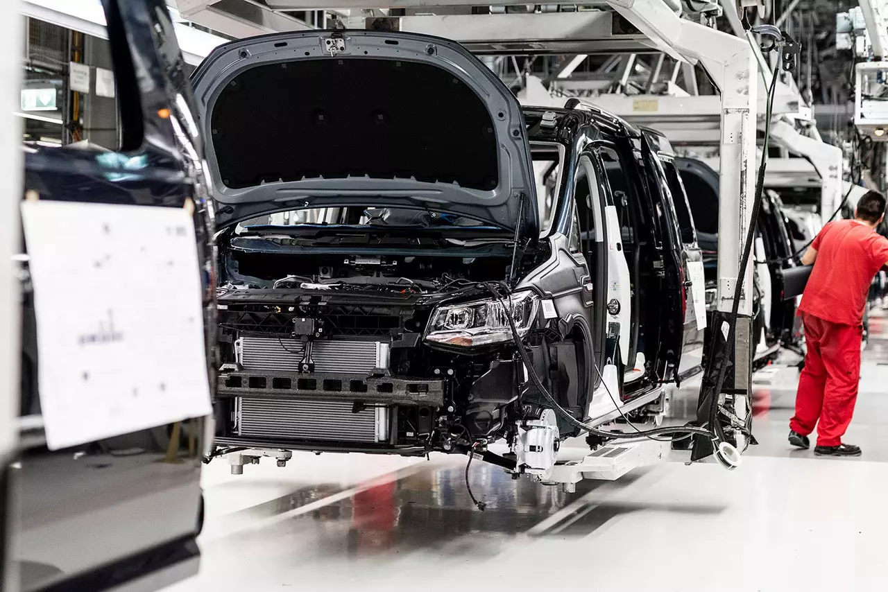Qualitätsmanagement in der Automobilindustrie Werkshalle in der Automobilindustrie