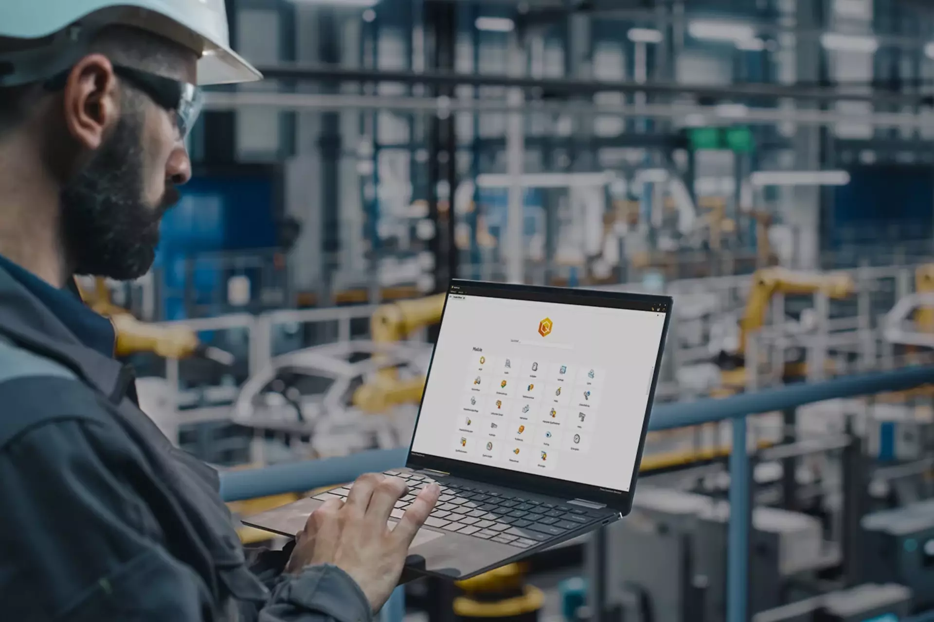 CAQ-Software von Babtec Mitarbeiter in einer Werkshalle mit Laptop, darauf ist BabtecQ zu sehen