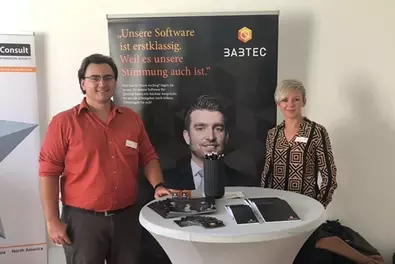 HR on Tour – Hochschule Albstadt-Sigmaringen Zwei Personen die am Babtec Stand der Karriereboerse stehen
