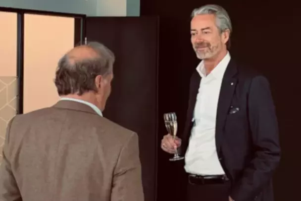 Eröffnung der Geschäftsstelle München Michael Flunkert im Gespräch mit einem Gast