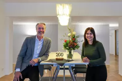 200. Teammitglied bei Babtec Geschäftsführer Michael Flunkert und Vanessa, unser 200. Teammitglied