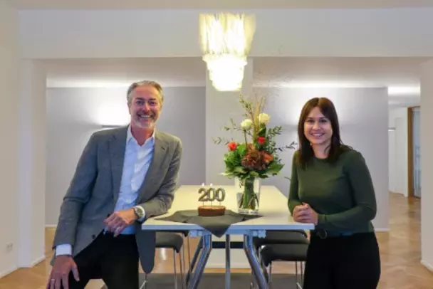 200. Teammitglied bei Babtec Geschäftsführer Michael Flunkert und Vanessa, unser 200. Teammitglied