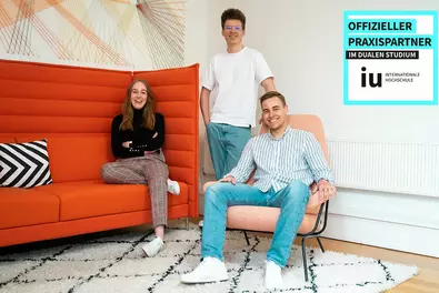 Studiere dual mit uns und der IU in Düsseldorf und Wuppertal! Unsere drei dual Studierenden Lotta, Valentin und Erik in unserem Meeting-Raum "Direct Connection".