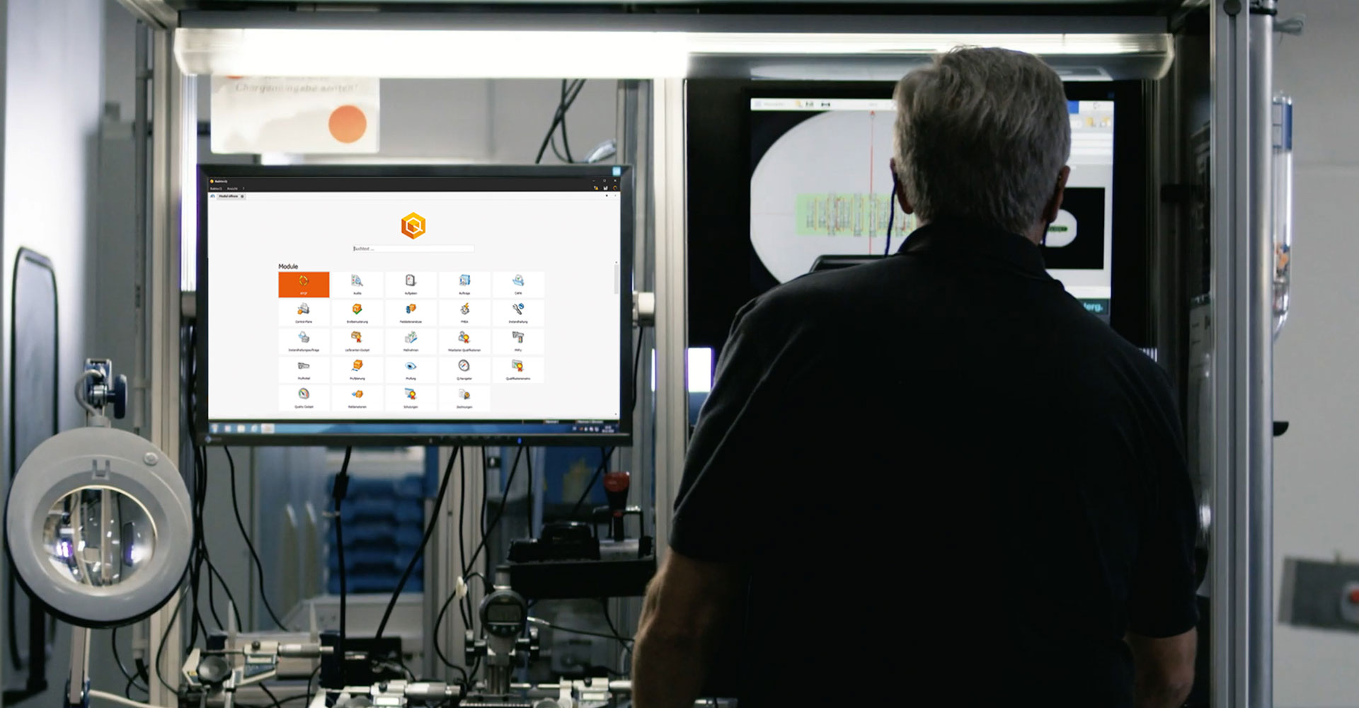 Monitor mit BabtecQ in einer Produktionshalle