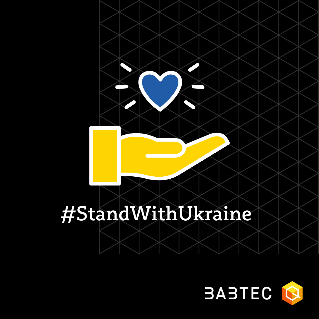 Eine gelbe Hand hält ein blaues Herz, darunter der Hashtag #standwithukraine