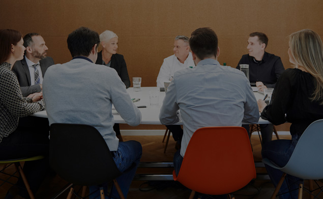 Together at the round table: Babtec employees develop through freedom and take responsibility. 